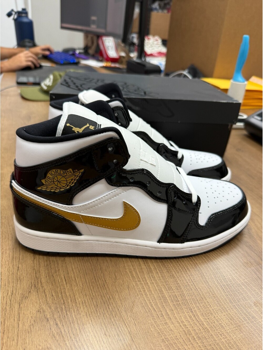 Air Jordan 1 Mid SE Black Metallic Gold White Mens Size 11 Patent Leather Sneake